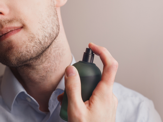 Applique son parfum